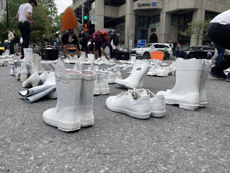 Souliers blancs déposés à Montréal.